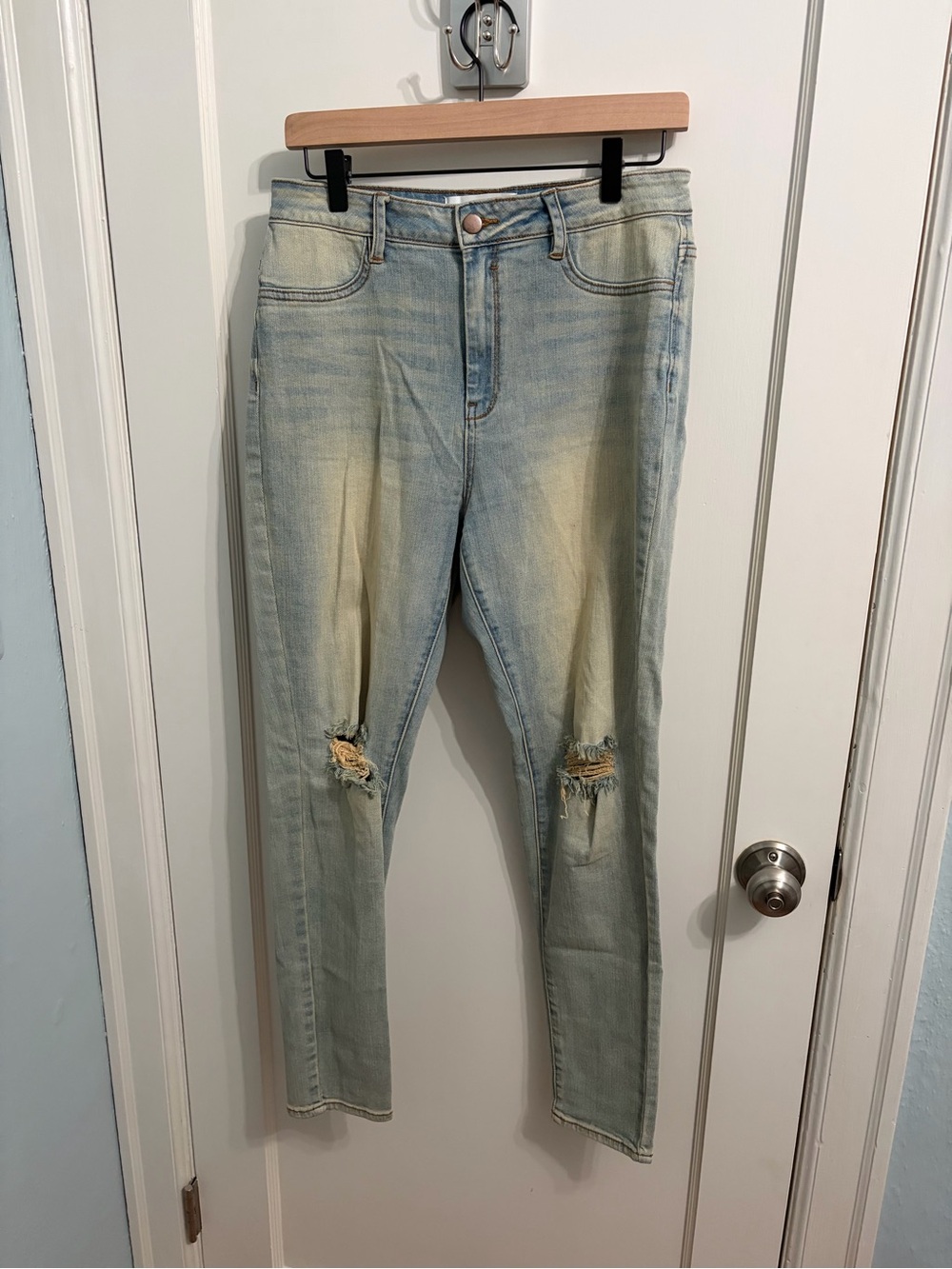 Fashion Nova Skinny Jeans Sz 9 Light Wash Distressed Knee Rips High Rise